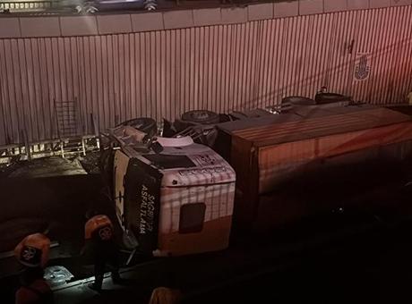 Avcılar’da asfalt kamyonu alt geçide düştü: Yol çift yönlü trafiğe kapatıldı